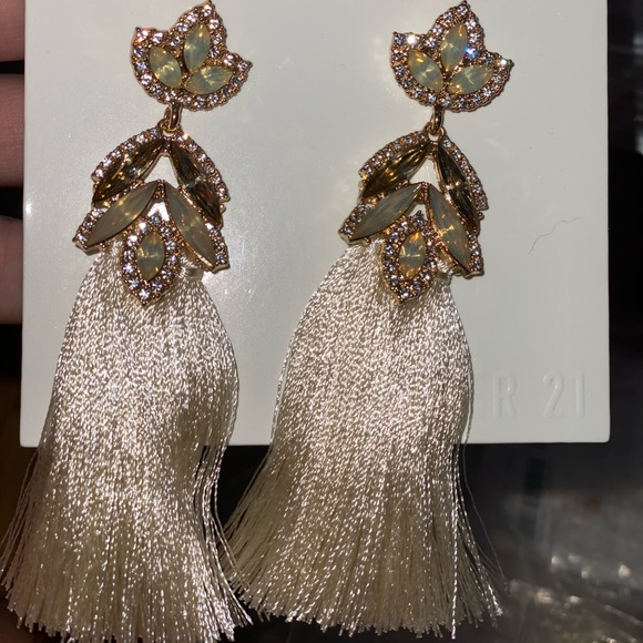 HUGE LOT FOREVER 21 JEWELRY - Picture 5 of 15